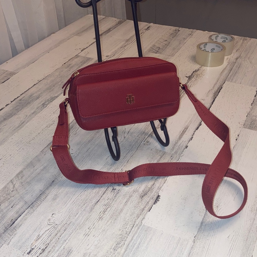 NWOT Tommy Hilfiger Elegant Red Crossbody Bag - Picture 11 of 16